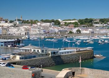 Kekecewaan Publik Memuncak: Ribuan Warga Guernsey Masih Menanti Pengembalian Pajak Penghasilan