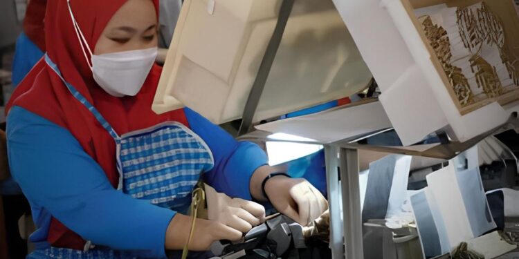 Dampak Cukai Rokok dan Isu Internal, Ribuan Buruh Pabrik Rokok Terancam PHK Massal