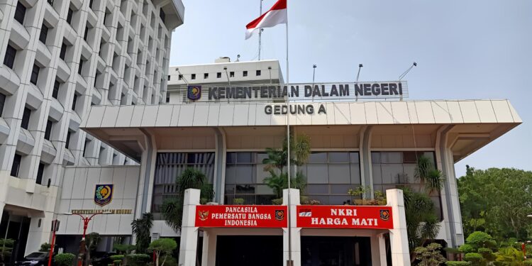 Mendagri Dorong Pemda Gali Potensi Pajak Alat Berat & Air Tanah