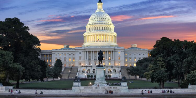 Trump Naikkan Bea Masuk 25% untuk Impor Truk Besar