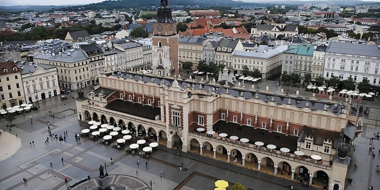 Presiden Polandia Tolak Kenaikan Pajak Hadiah Judi dan Cukai Minuman