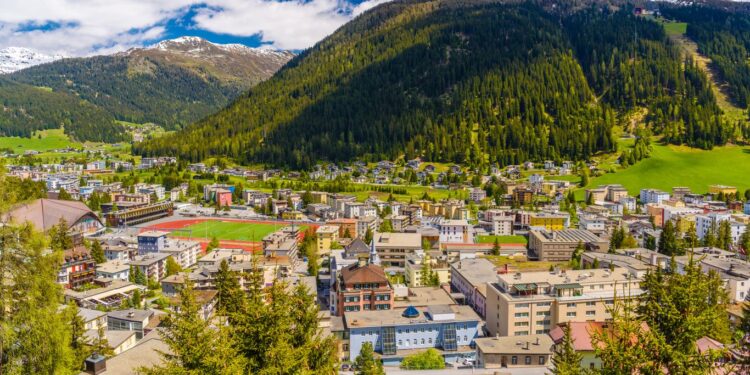 Di Forum Davos, Ratusan Jutawan Desak Pajak Orang Superkaya Segera Dinaikkan