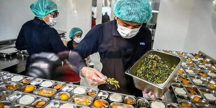 Dibiayai Uang Pajak, Wamendagri Desak Pemda “All Out” Dukung Program MBG dan Koperasi Merah Putih