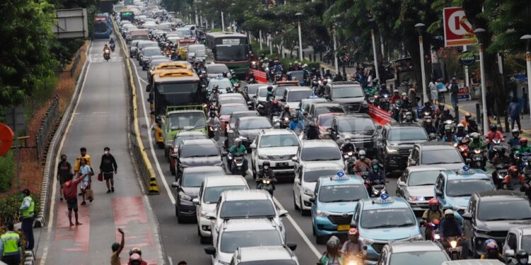 Wajib Tahu! 10 Persen Pajak Kendaraan Harus Dipakai Pemda Tambal Jalan Rusak