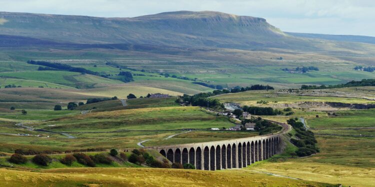 Kenaikan pajak daerah sebesar 4,99% di North Yorkshire disetujui.