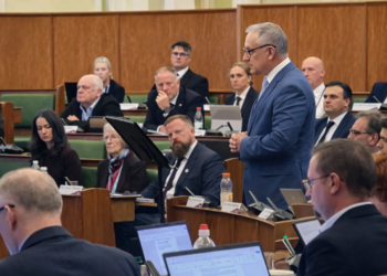 Kritik terhadap kenaikan pajak dewan yang disetujui oleh otoritas