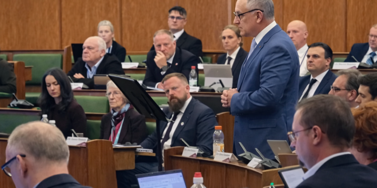 Kritik terhadap kenaikan pajak dewan yang disetujui oleh otoritas