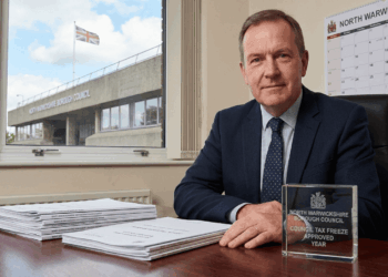 Pembekuan pajak daerah North Warwickshire disetujui.