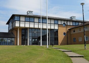 Dewan mendukung kenaikan pajak sebesar 4,99% di tengah pemotongan anggaran sebesar £33 juta.