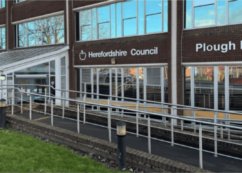 Dewan menyetujui kenaikan pajak sebesar 5% dan pemotongan tenaga kerja.