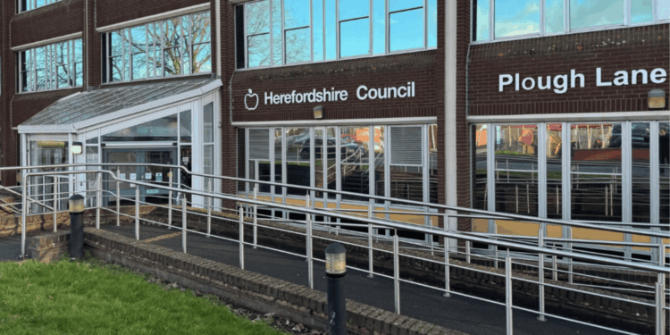 Dewan menyetujui kenaikan pajak sebesar 5% dan pemotongan tenaga kerja.