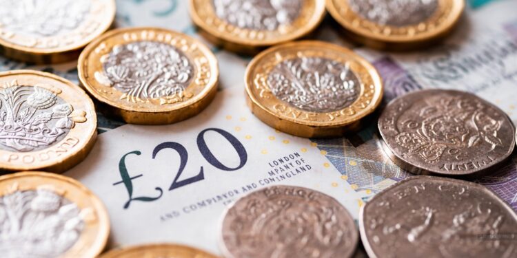 Dewan Kabupaten Surrey menyetujui kenaikan pajak sebesar 4,99%.