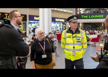 Komisaris mendukung usulan kenaikan pajak untuk menghindari pemotongan anggaran.