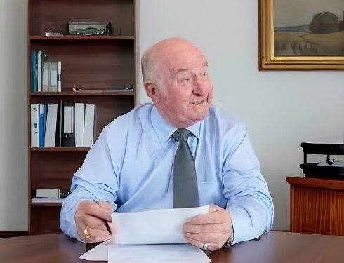 Kabinet menyetujui pemotongan anggaran dan kenaikan pajak tertinggi yang mungkin.