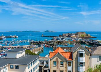 Para politisi akan melakukan pemungutan suara mengenai penundaan penerapan pajak baru.