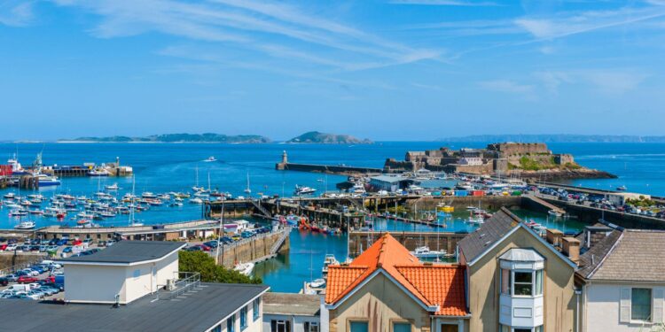 Para politisi akan melakukan pemungutan suara mengenai penundaan penerapan pajak baru.