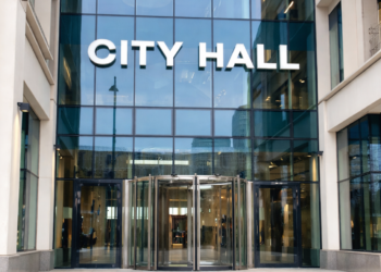 Dewan kota menyetujui kenaikan pajak sebesar 4,5%.