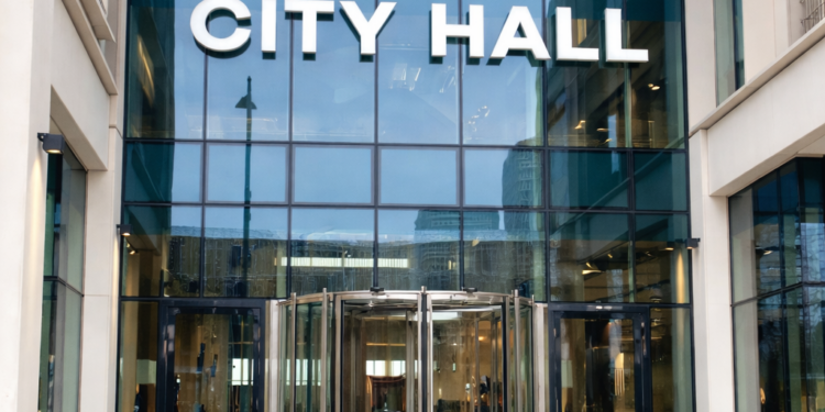 Dewan kota menyetujui kenaikan pajak sebesar 4,5%.