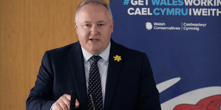 Jalan alternatif M4 dan pemotongan pajak penghasilan menjadi janji Partai Konservatif Wales untuk “memperbaiki Wales.”