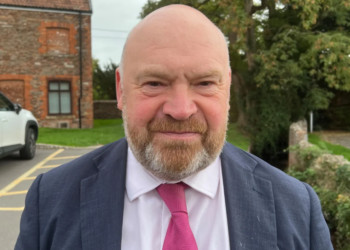 Dewan yang “rapuh secara finansial” menyetujui kenaikan pajak.