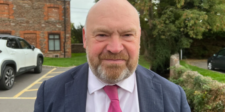 Dewan yang “rapuh secara finansial” menyetujui kenaikan pajak.