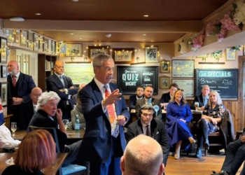 “Pajak daerah harus dinaikkan,” kata Nigel Farage