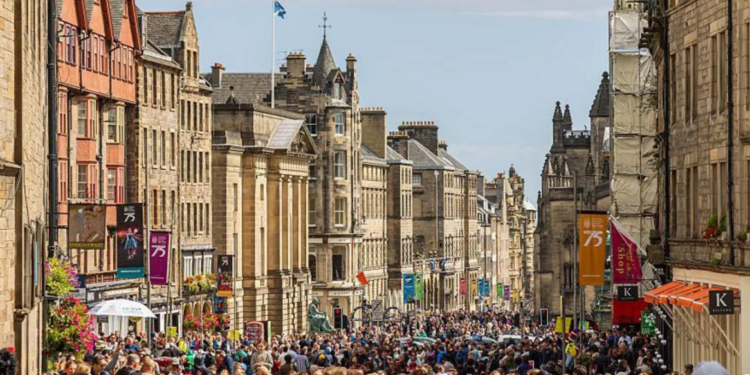 Dewan-dewan diberi kewenangan untuk mengenakan ‘biaya tetap’ sebagai pajak wisatawan