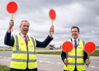 Reform UK berjanji akan menghapuskan pajak untuk penerbangan jarak pendek bagi keluarga