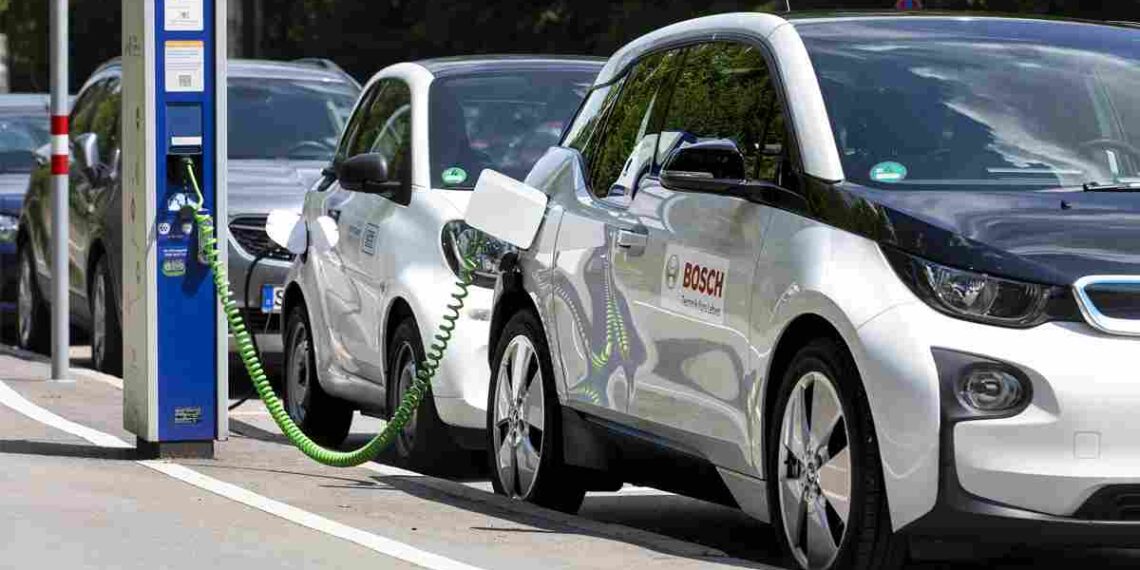 Akselerasi Transisi Energi: Mendagri Instruksikan Gubernur Bebaskan Pajak Kendaraan Listrik secara Total