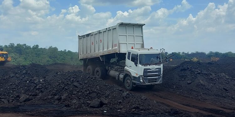 Eksekusi Sita Lintas Yurisdiksi KPP Majene dan Kendari Amankan Truk Tronton Milik PT CLJ di Area Tambang Konawe Selatan