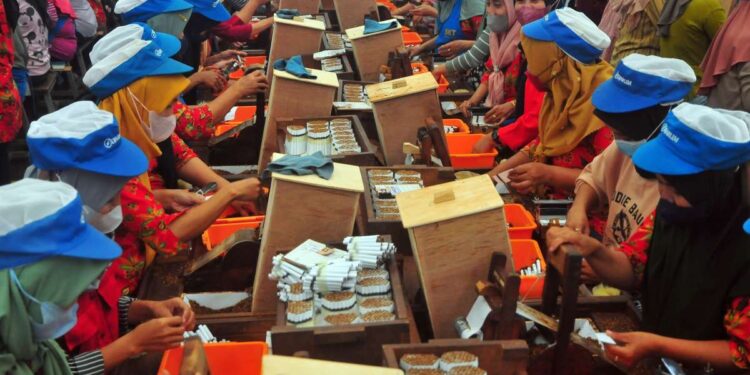 Pemerintah Terbitkan Aturan Pengecualian Pajak Rokok Terbaru